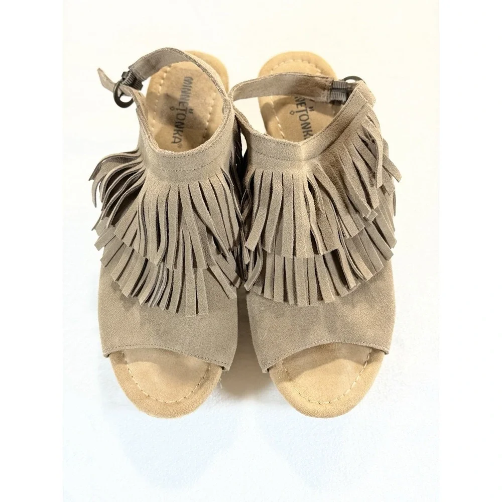 Minnetonka 9 Espadrille Wedge Tan Fringe Suede Leather Coastal Cowgirl Western